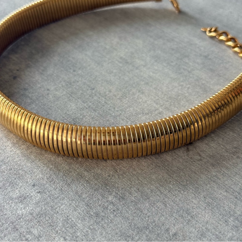 Gold Ribbed Collar Necklace - Picture 4 of 5
